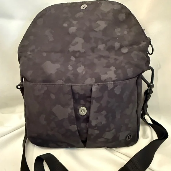 Lululemon All Night Festival Bag Black/grey camo 5L Crossbody Bag - Picture 2 of 6